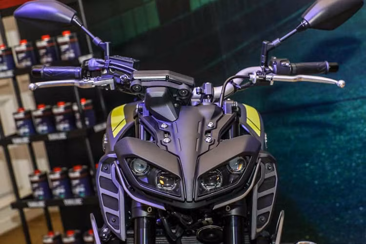 Trên phiên bản mới này, điểm nâng cấp được nhiều người chơi xe chú ý nhất chính là hệ thống đèn pha mới gồm 4 gương cầu và 2 dải LED nhỏ phía dưới với thiết kế được kế thừa từ đàn anh siêu naked-bike Yamaha MT-10 nhưng có phần dễ nhìn và sắc cạnh hơn. 