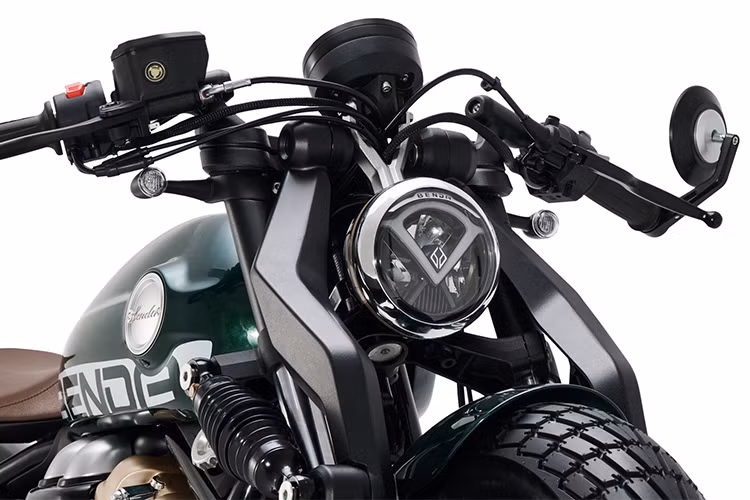 Napoleon 250 có thiết kế pha trộn giữa cổ điển và hiện đại. Xe sử dụng đèn chiếu sáng LED dạng tròn, gương "gù", yên solo đặc trưng dòng bobber. Những tấm ốp mạ crôm trên logo ở bình xăng, nắp chụp động cơ, viền đèn pha tạo điểm nhấn hiện đại cho mẫu xe này.