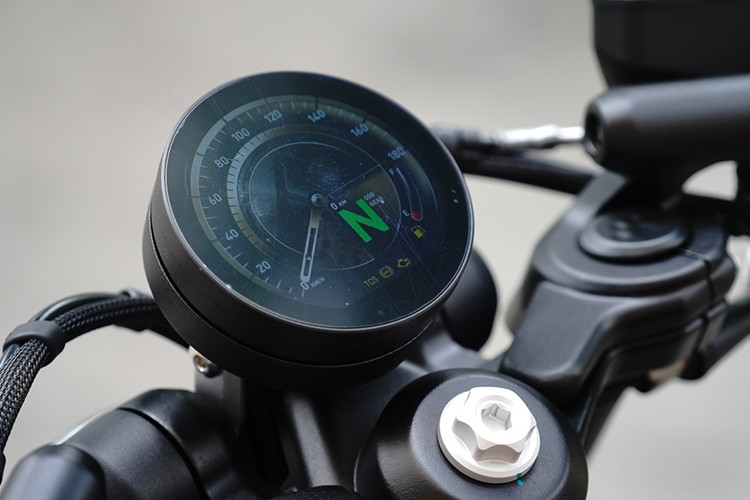 Xe sở hữu đồng hồ hiển thị dạng analog tròn, phù hợp với thiết kế của xe. Các tính năng và hỗ trợ tiêu chuẩn bao gồm phanh đĩa đơn trước và sau, hệ thống ABS 2 kênh và hệ thống kiểm soát lực kéo.