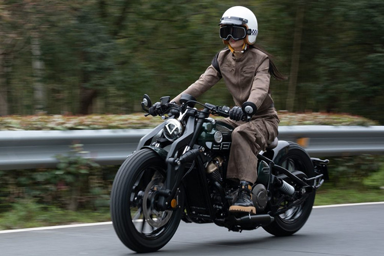 Động cơ 2 xi-lanh V-Twin trên Benda Napoleon Bob 250 có công suất tối đa 25,83 mã lực tại 9.000 vòng/phút và mô-men xoắn cực đại 25Nm tại 5.500 vòng/phút. Động cơ này kết hợp với hộp số 6 cấp và truyền lực qua xích đến bánh sau, mang lại công suất và mô-men xoắn khá ấn tượng, đặc biệt là ở tốc độ thấp, giúp chiếc xe phù hợp với phong cách cruiser. 