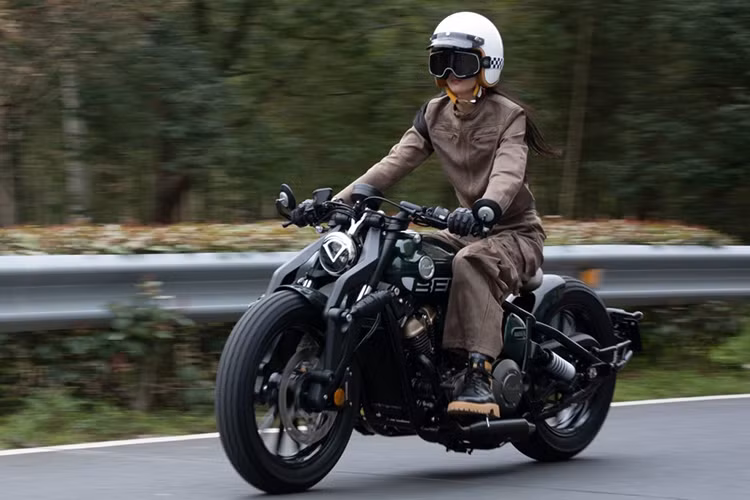 Động cơ 2 xi-lanh V-Twin trên Benda Napoleon Bob 250 có công suất tối đa 25,83 mã lực tại 9.000 vòng/phút và mô-men xoắn cực đại 25Nm tại 5.500 vòng/phút. Động cơ này kết hợp với hộp số 6 cấp và truyền lực qua xích đến bánh sau, mang lại công suất và mô-men xoắn khá ấn tượng, đặc biệt là ở tốc độ thấp, giúp chiếc xe phù hợp với phong cách cruiser. 