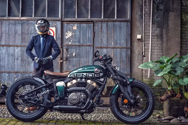 Mức giá xe Benda Napoleon 250 tại Việt Nam là hơn 120 triệu đồng. Xe được một doanh nghiệp chuyên kinh doanh xe nhập khẩu ở TP HCM đưa về từ Trung Quốc. Xét ở phân khúc môtô thuộc dòng bobber cổ điển, hiện chỉ có Napoleon 250 có động cơ dưới 300cc. 