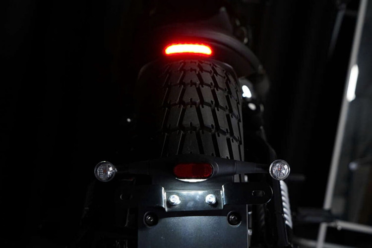 Một điểm nổi bật khác là hệ thống treo. Xe sử dụng hệ thống treo trước kiểu Telescopic tiêu chuẩn, nhưng được thiết kế mô phỏng hệ thống treo Hossack với sự xuất hiện của mono-shock giả ở cả hai bên của tay lái.