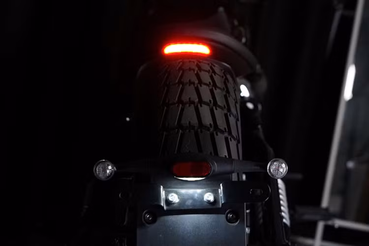 Một điểm nổi bật khác là hệ thống treo. Xe sử dụng hệ thống treo trước kiểu Telescopic tiêu chuẩn, nhưng được thiết kế mô phỏng hệ thống treo Hossack với sự xuất hiện của mono-shock giả ở cả hai bên của tay lái.