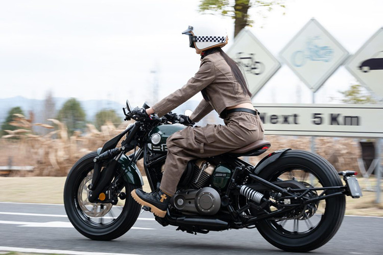 Một trong những điểm đáng chú ý của xe là động cơ V-Twin dung tích 250cc, làm mát bằng dầu, với hộp dầu đặt thẳng đứng nằm giữa khung xe. Động cơ này còn được trang bị các cánh tản nhiệt và thiết kế bộ lọc gió giống như động cơ của Harley-Davidson. 