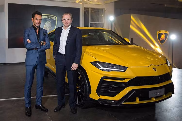 Ngày 01/2/2018, hãng Lamborghini (Automobili Lamborghini) đã chính thức khai trương showroom mới ở Paris – là showroom Lamborghini thứ 5 ở nước Pháp – đồng thời cũng lần đầu ra mắt siêu SUV Lamborghini Urus cho thị trường Pháp đang có tăng trưởng ấn tượng.