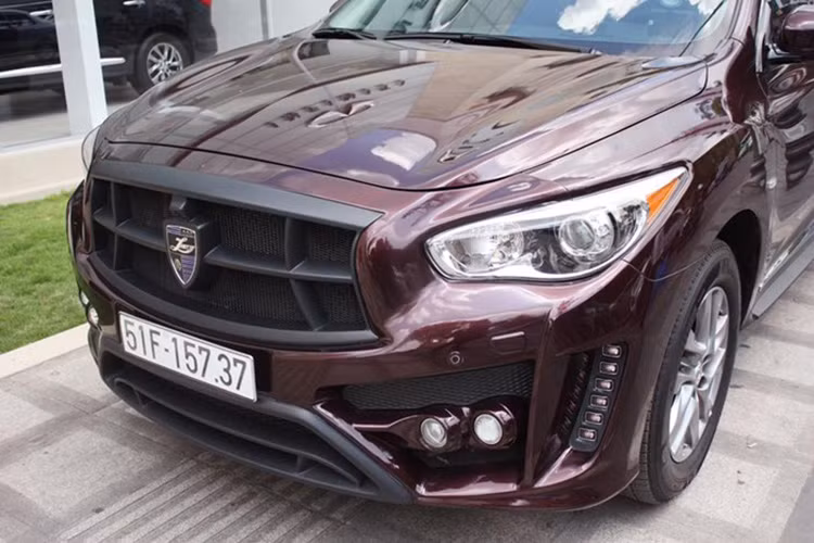 Lưới tản nhiệt mới được thiết kế với logo "Larte Design" đến cản trước có tạo hình sống động. Hai dải đèn LED định vị sáng ban ngày bố trí thẳng đứng hai bên mép.