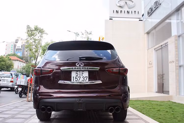 Chụp ống xả kiểu 4 đầu tròn tạo điểm nhấn thể thao.