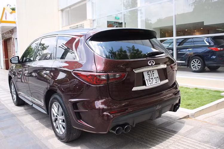 Cản sau của xe được Larte Design thiết kế mạnh mẽ hơn nhưng không làm mất đi vẻ đẹp chủ đạo.