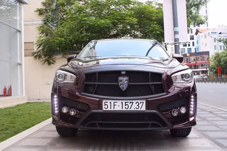 Chủ nhân chiếc xe đã nâng cấp ngoại hình bằng phụ kiện chính hiệu của Larte Design - một hãng độ xe nổi tiếng chuyên về các mẫu nâng cấp kiểu cách cho dòng xe Infiniti.