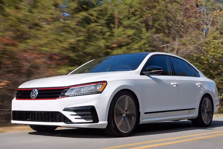 Là mẫu xe phong cách thể thao nhưng Passat GT chỉ tiêu thụ trung bình 12,37 lít xăng trong phố và 8,39 lít ngoài cao tốc (đo theo tiêu chuẩn EPA của Mỹ). Xe sẽ bắt đầu có mặt tại các showroom từ quý 2 năm 2018, với giá xe Passat GT khởi điểm 29.940 USD (tương đương 675 triệu đồng). 