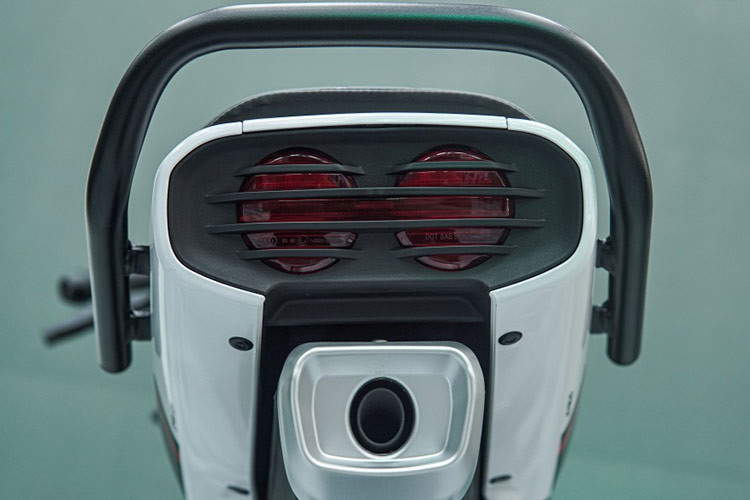 Ngoài phần đầu xe được trang bị kính chắn gió nhỏ kiểu cách và 2 kính nhỏ lạ mắt. Đèn đuôi 2 hình tròn đậm chất cổ điển cũng là dạng LED hiện đại. Ống xả được bố trí nằm gọn dưới đuôi xe đậm chất thể thao.