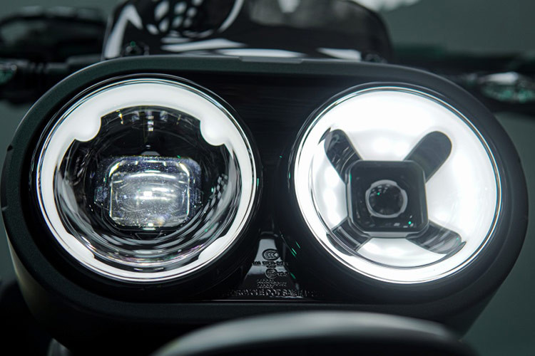 Papio 125 XO2 được trang bị hai bóng đèn LED đặt đối xứng nhưng được thiết kế cách điệu theo kiểu X và O. Cụm đèn này có khả năng chiếu sáng khá tốt đồng thời tích hợp nhiều tính năng như "đá đèn pha" thông qua nút passing tích hợp trên tay lái.