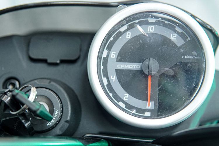 Bên cạnh đó, mẫu minibike nhập khẩu Trung Quốc còn sở hữu màn hình LCD hình tròn có khả năng hiển thị các thông tin cơ bản như tốc độ, vòng tua, báo xăng và đèn cảnh báo lỗi động cơ và ABS. Điểm trừ duy nhất là Papio 125 XO2 vẫn sử dụng chìa khóa cơ truyền thống.