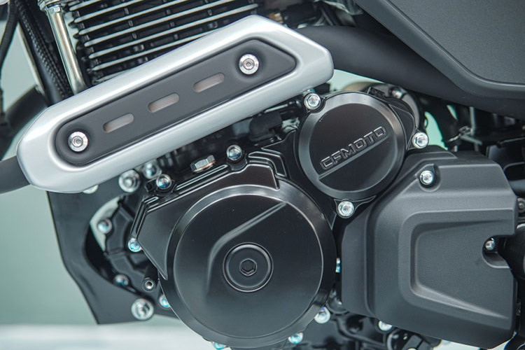 Về vận hành, CFMoto Papio 125 XO2 được trang bị khối động cơ xi-lanh đơn, dung tích 124,6cc, làm mát bằng không khí. Động cơ này sản sinh công suất tối đa 9,5 mã lực tại vòng tua máy 7.500 vòng/phút, mô-men xoắn cực đại là 8,2 Nm tại 6.250 vòng/phút, kết hợp hộp số 6 cấp. 