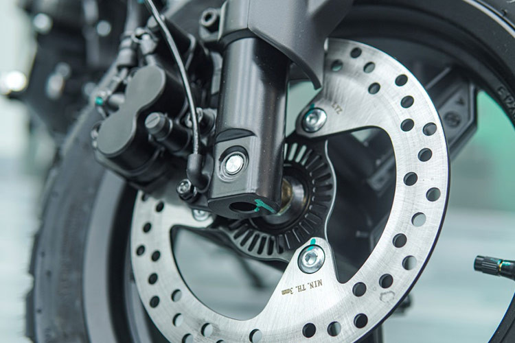 Hệ thống phanh được đảm bảo bởi đĩa đơn có đường kính 220mm kèm 2 piston phía trước và đĩa sau đường kính 190mm. Hệ thống chống bó cứng phanh (ABS) được trang bị trên cả 2 bánh xe.