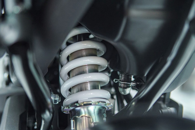 Phía dưới dàn chân, CFMoto ưu ái khi trang bị cho Papio 125 XO2 “dàn chân” cực chất lượng với giảm xóc trước hành trình ngược và giảm xóc lò xo có thể điều chỉnh đa cấp độ.