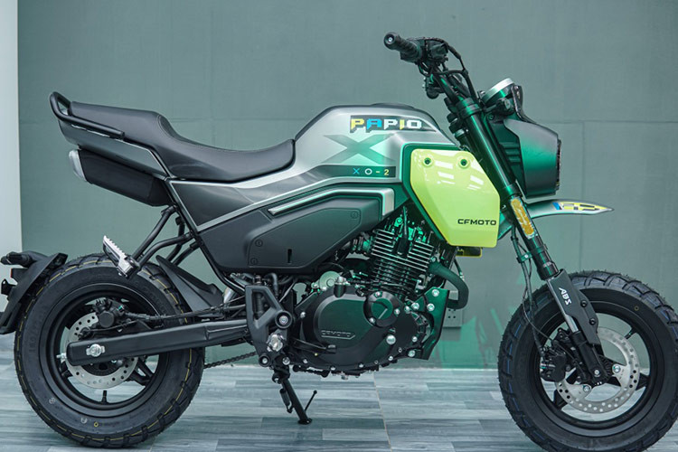 Mang phong cách đặc trưng minibike, mẫu xe côn tay CFMoto Papio 125 XO2 sở hữu kiểu dáng nhỏ gọn, cổ điển. Xe có kích thước tổng thể dài x rộng x cao lần lượt là 1.970 x 760 x 1.075 (mm), chiều dài cơ sở 1.325 mm, chiều cao yên 770 mm và trọng lượng 120kg.