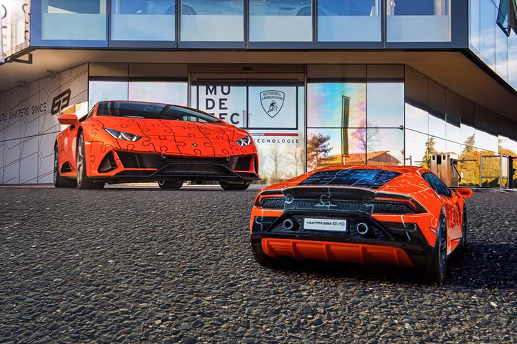 Một chiếc siêu xe Lamborghini Huracan Evo mới tính sẽ có giá khởi điểm khoảng 210.000 USD. Một khi bổ sung thêm các tùy chọn, người mua có thể phải chi gần 270.000 USD. Tuy nhiên đó là cái giá xứng đáng để sở hữu một trong số ít siêu xe trang bị động cơ hút khí tự nhiên V10 còn lại trên thế giới.