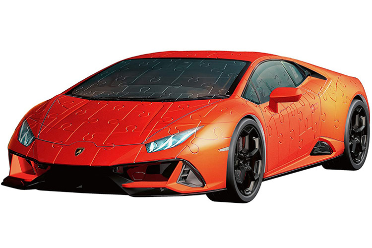 Đối với những phụ kiện, chúng có tổng cộng 32 món, bao gồm tấm chẻ gió phía trước, bộ khuếch tán gió sau, các trục bánh, và 4 bánh xe quay được với bộ la-zăng Aesir giống như ở xe thật.