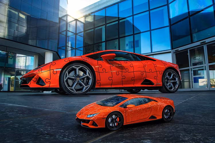 Cụ thể hơn, nhà sản xuất siêu xe Ý đã kết hợp với Ravensburger, một thương hiệu làm đồ chơi, để tạo nên một bộ ghép hình 3D cực thú vị mà tái tạo chính xác hình ảnh Lamborghini Huracan Evo ở kích thước 1:18.