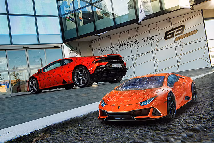 Những người lắp ráp sẽ bắt đầu với một khung gầm mô phỏng siêu chi tiết. Tấm cản va trước kiểu chữ Y và hình thái chữ Y trong đèn pha cũng được thể hiện ở dáng vẻ cuối cùng của bộ ghép hình. Kể các chi tiết hình lúc giác cũng có đầy đủ. Khi hoàn thành, bộ ghép hình 3D này có chiều dài chỉ 25,7 cm.