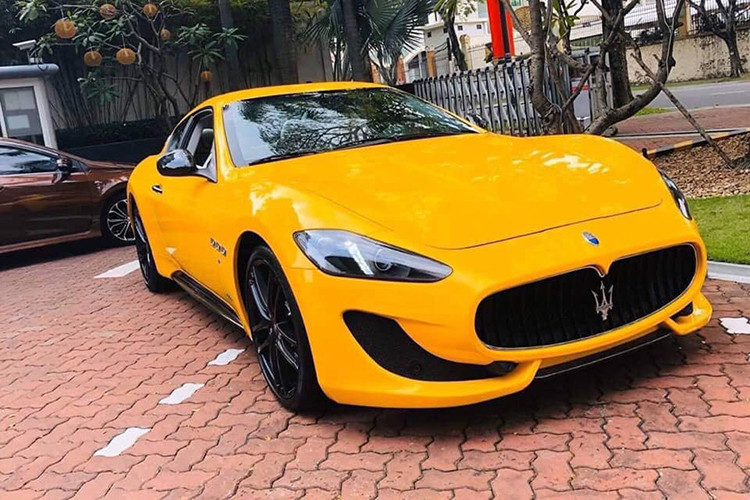 Chiếc xe sang Maserati GranTurismo Sport thể thao mới sở hữu ngoại thất màu vàng Giallo bắt mắt từng được ra mắt thị trường Việt Nam vào cuối năm 2018 bất ngờ được chào bán trên sàn xe cũ. Đáng chú ý, nó mới chỉ "chạy lướt" khoảng 1200km và còn như mới, được biết trước đó nó được đăng ký và đeo biển số TP HCM.