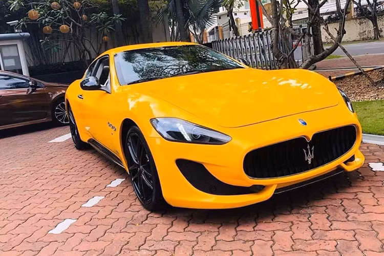 Chiếc xe sang Maserati GranTurismo Sport thể thao mới sở hữu ngoại thất màu vàng Giallo bắt mắt từng được ra mắt thị trường Việt Nam vào cuối năm 2018 bất ngờ được chào bán trên sàn xe cũ. Đáng chú ý, nó mới chỉ "chạy lướt" khoảng 1200km và còn như mới, được biết trước đó nó được đăng ký và đeo biển số TP HCM.