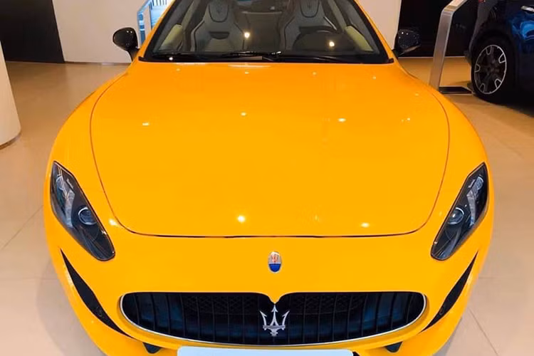 Tuy nhiên, mới đây nó bất bất ngờ được chào bán trên sàn xe cũ Hà Nội chỉ ở mức 7,9 tỷ đồng - rẻ hơn 4 tỷ so với mức bán ra chính hãng và đã được đăng ký biển số. Đây được xem là mức giá khá "hời" cho những người yêu thương hiệu xe thể thao của hãng Maserati đình đám đến từ Ý.