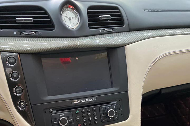 Xe được trang bị vô-lăng ba chấu thể thao kích thước lớn bọc Alcantara tích hợp lẫy chuyển số nằm ở phía sau. Cụm đồng hồ bao gồm 4 đồng hồ dạng analog và một màn hình màu hiển thị thông tin ở giữa. Màn hình giải trí của xe có kích thước 7 inch và đồng hồ cơ nằm chính giữa.