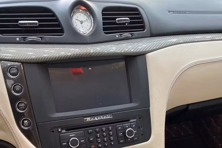 Xe được trang bị vô-lăng ba chấu thể thao kích thước lớn bọc Alcantara tích hợp lẫy chuyển số nằm ở phía sau. Cụm đồng hồ bao gồm 4 đồng hồ dạng analog và một màn hình màu hiển thị thông tin ở giữa. Màn hình giải trí của xe có kích thước 7 inch và đồng hồ cơ nằm chính giữa.