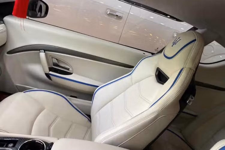 Ngoài cầu kỳ về thiết kế và chất liệu, Maserati GranTurismo Sport còn tập trung những thứ tốt nhất cho khoang lái. Hệ thống giải trí của xe gồm màn cảm ứng đi kèm ổ cứng 30 Gb, hệ thống loa cao cấp của Bose, riêng hệ thống điện thoại và radio với nhiều nút ở phía dưới khiến chiếc xe trở nên lỗi thời và bớt cao cấp hơn so với các mẫu xe thể thao khác.