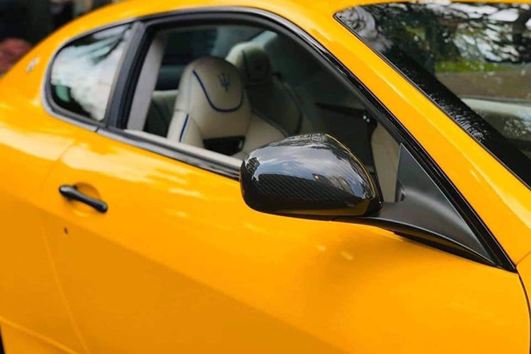 Maserati GranTurismo Sport 2019 còn được trang bị bộ mâm hợp kim kích thước 20 inch ‘’MC Matte Graphite’’ và cùm phanh sơn màu đỏ. Thêm vào đó là gói trang bị carbon xung quanh xe phối màu khá ấn tượng. 