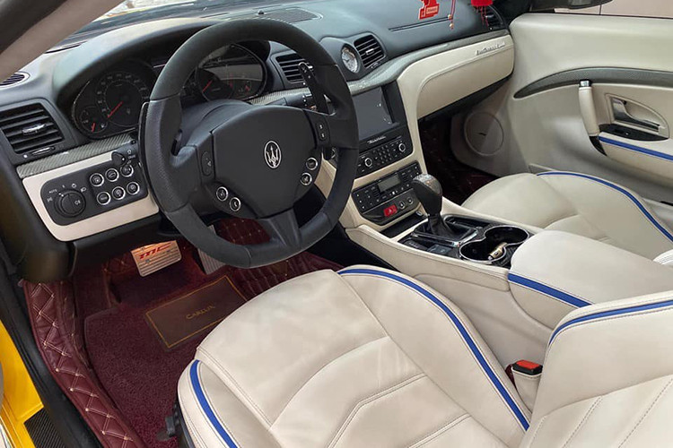Là thương hiệu xe thể thao hạng sang nên chất liệu bên trong Maserati GranTurismo Sport đều thuộc hàng cao cấp. Khoang nội thất này là sự kết hợp của Alcantara và sợi carbon. Ghế ngồi thể thao bọc da trắng với chỉ khâu thủ công màu xanh tương phản. Trần xe bọc da lộn.