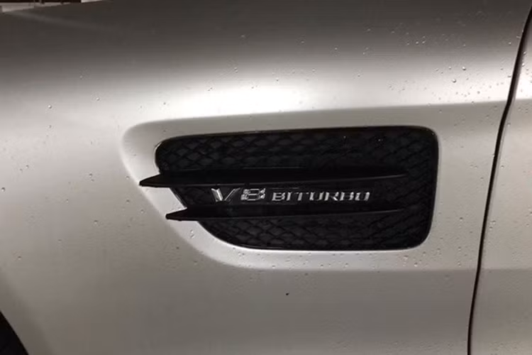 Cung cấp sức mạnh cho mẫu xe thể thao này là khối động cơ 4.0L V8 tăng áp kép, sản sinh công suất 510 mã lực trên bản GT S. Đi kèm hộp số ly hợp kép 7 cấp, xe có khả năng tăng tốc 0-100 km/h chỉ trong 3,8 giây trước khi đạt tốc độ tối đa 310 km/h. Mặc dù khá mạnh mẽ nhưng AMG GTS chỉ tiêu thụ 9,3 lít nhiên liệu/100 km.