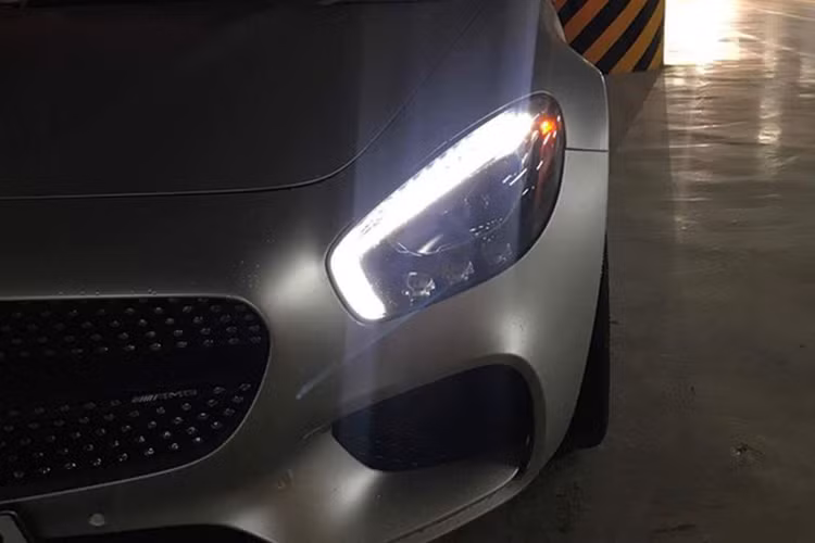 Tại thị trường Việt Nam, đã có 4 chiếc xe thể thao Mercedes-AMG GT S được đưa về nước, 2 trong đó thuộc phiên bản đặc biệt Edition 1 với nhiều gói nâng cấp nội - ngoại thất. Mẫu xe thể thao này sở hữu kích thước cơ bản là chiều dài tổng thể 4.546 mm, rộng 1.939 mm, cao 1.288 mm và chiều dài cơ sở 2.630mm.
