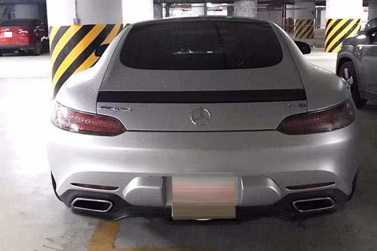 Thiết kế thể thao của chiếc AMG GT S thể hiện rõ ngôn ngữ “Sự thuần khiết gợi cảm” (Sensual Purity) với tỷ lệ thiết kế kinh điển, mũi xe dài, nắp capô cơ bắp, khoang lái được đẩy tối đa về phía sau và thiết kế đuôi xe dạng fastback năng động. Với cấu trúc động cơ đặt giữa ở phía trước và thân xe hợp kim nhôm siêu nhẹ với trọng lượng chỉ 1.645 kg.