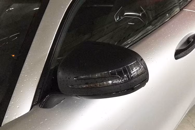 Điểm gây ấn tượng nhất ở đầu xe chính là cụm đèn LED 18 bóng mỗi bên được cách điệu như mí mắt của đèn pha, lưới tản nhiệt có thanh ngang mạ crôm nổi bật, cùng bộ la-zăng hợp kim thể thao đa chấu. Trên mẫu xe sang thể thao này, thiết kế cặp cửa mở kiểu cánh chim huyền thoại đã không còn được sử dụng, thay vào đó là kiểu cửa mở ngang thông thường.