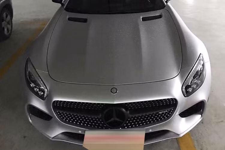Mới đây trên mạng xã hội có xuất hiện hình ảnh chiếc siêu xe Mercedes-AMG GT S trú trong hầm đỗ xe với bộ cánh màu bạc, cùng nhiều chi tiết như la-zăng, trần xe... thậm chí, vỏ gương xe cũng được sơn đen đối lập ngoại thất gây sự chú ý cho giới mê xe.