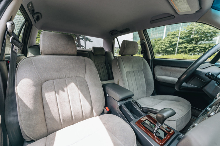 Theo giới chơi xe, Toyota Crown có hai phiên bản phổ biến là Super Saloon và Royal Saloon. Trong đó, bản Royal Saloon được trang bị hộp số tự động cùng nhiều tiện nghi hiện đại hơn. Tuy nhiên, bản Super Saloon sau năm 1995 cũng được trang bị điều hòa tự động, kính chỉnh điện cùng một số tính năng cao cấp khác.