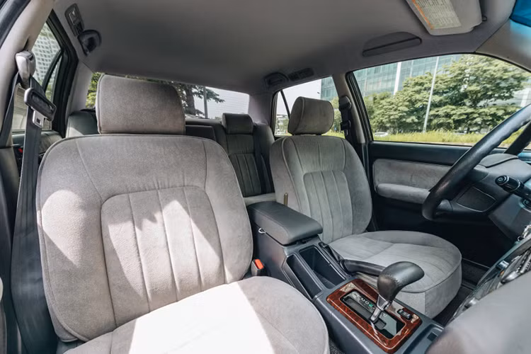 Theo giới chơi xe, Toyota Crown có hai phiên bản phổ biến là Super Saloon và Royal Saloon. Trong đó, bản Royal Saloon được trang bị hộp số tự động cùng nhiều tiện nghi hiện đại hơn. Tuy nhiên, bản Super Saloon sau năm 1995 cũng được trang bị điều hòa tự động, kính chỉnh điện cùng một số tính năng cao cấp khác.