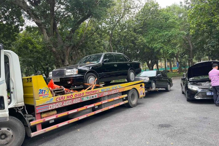 Bên cạnh giá trị lịch sử, Toyota Crown biển xanh đời cao còn được đánh giá là có chất lượng tốt, do được bảo dưỡng cẩn thận trong quá trình sử dụng. Vì vậy, nhiều người sẵn sàng trả giá cao để sở hữu một chiếc xe còn nguyên bản và trong tình trạng tốt. Do phần lớn người mua xe Toyota Crown biển xanh là những nhà sưu tầm, nên trên thị trường xe cũ, dòng xe này không xuất hiện nhiều. 