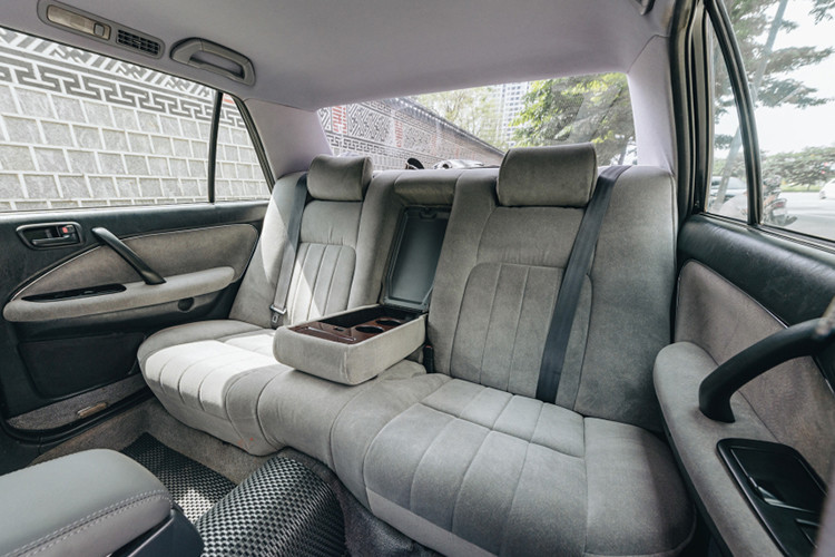 Về mặt an toàn, Toyota Crown sở hữu hệ thống túi khí kép cho hàng ghế trước, điều hòa hai vùng độc lập, ghế lái chỉnh điện và nhiều tiện nghi đáng chú ý. Đây là dòng xe từng được sử dụng cho các lãnh đạo cấp Bộ trưởng, được xem là biểu tượng quyền lực tại Việt Nam trong một giai đoạn dài.