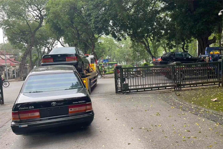 Tại Việt Nam, Toyota Crown được biết đến với biệt danh "xe bộ trưởng" vì từng được sử dụng chủ yếu cho công tác đối ngoại và di chuyển của các lãnh đạo cấp cao. Chính vì vậy, những chiếc Crown biển xanh khi thanh lý luôn thu hút sự quan tâm lớn từ giới sưu tầm.