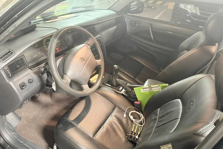 Qua tra cứu số VIN, hai mẫu xe này có năm sản xuất lần lượt là 1997 (BKS 80A-285.89) và 1996 (BKS 80B-1666), đều được lắp ráp tại Nhật Bản. Dựa trên hình ảnh được công bố, cả hai chiếc xe thuộc phiên bản Super Saloon 3.0, sử dụng hộp số sàn và động cơ 3.0L, công suất tối đa đạt 220 mã lực.