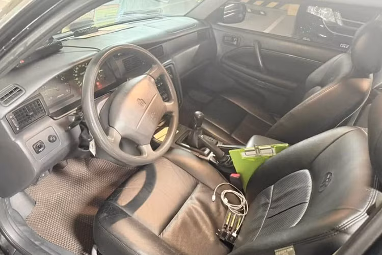 Qua tra cứu số VIN, hai mẫu xe này có năm sản xuất lần lượt là 1997 (BKS 80A-285.89) và 1996 (BKS 80B-1666), đều được lắp ráp tại Nhật Bản. Dựa trên hình ảnh được công bố, cả hai chiếc xe thuộc phiên bản Super Saloon 3.0, sử dụng hộp số sàn và động cơ 3.0L, công suất tối đa đạt 220 mã lực.