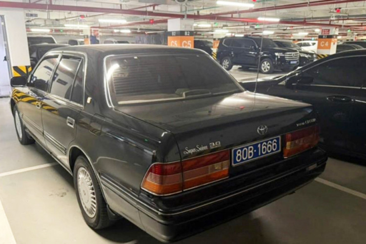 Trong khi đó, chiếc Toyota Crown biển số 80B-1666 có giá khởi điểm 462 triệu đồng và được đấu thành công với mức 464 triệu đồng, như vậy sau đấu giá chiếc xe biển đẹp này chỉ nhỉnh hơn giá khởi điểm 2 triệu đồng.