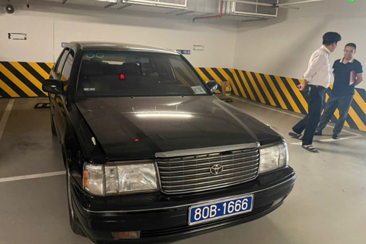 Mức giá trúng 2 chiếc Toyota Crown bộ trưởng biển xanh lần lượt là 495 triệu đồng và 464 triệu đồng, dù các phương tiện này đã được cơ quan sử dụng khoảng hơn 20 năm nhưng vẫn còn khá đẹp và sử dụng tốt.