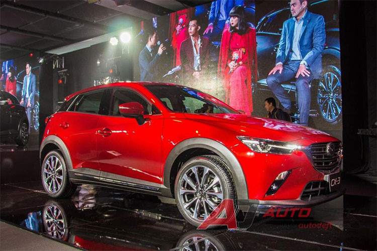 Hãng xe NHật Bản vừa chính thức cho ra mắt phiên bản nâng cấp của dòng crossover cỡ B - Mazda CX-3 2018 mới tại thị trường Thái Lan. Đây là thị trường Đông Nam Á tiếp theo đón nhận CX-3 2018, sau Malaysia. Tại thị trường Việt Nam, mẫu xe này từng được giới thiệu tại triển lãm ôtô VMS 2016 nhưng cho đến nay vẫn chưa công bố ngày ra mắt.