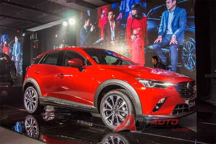 Hãng xe NHật Bản vừa chính thức cho ra mắt phiên bản nâng cấp của dòng crossover cỡ B - Mazda CX-3 2018 mới tại thị trường Thái Lan. Đây là thị trường Đông Nam Á tiếp theo đón nhận CX-3 2018, sau Malaysia. Tại thị trường Việt Nam, mẫu xe này từng được giới thiệu tại triển lãm ôtô VMS 2016 nhưng cho đến nay vẫn chưa công bố ngày ra mắt.